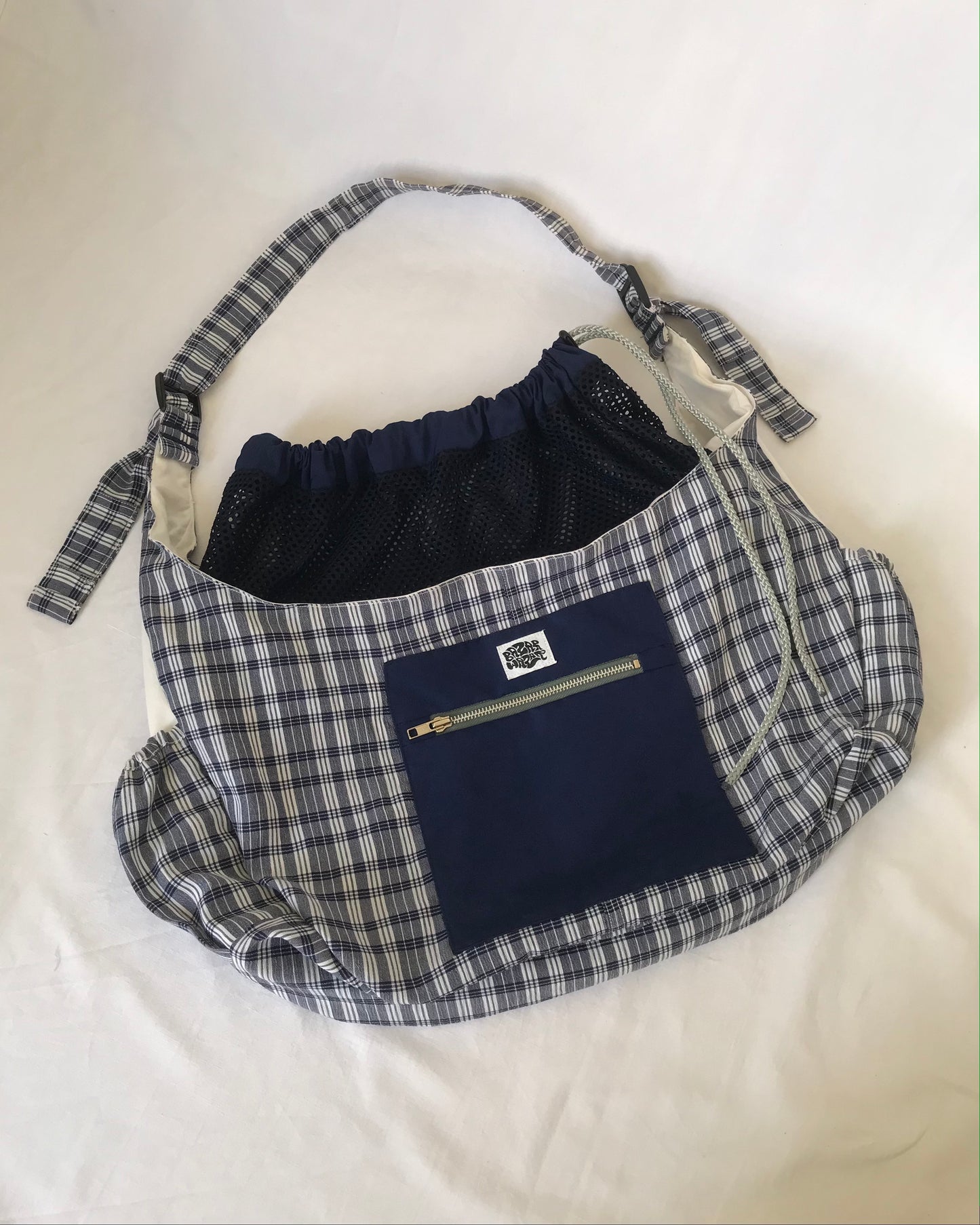 Crossbody Bag à carreaux blanc et bleu marine