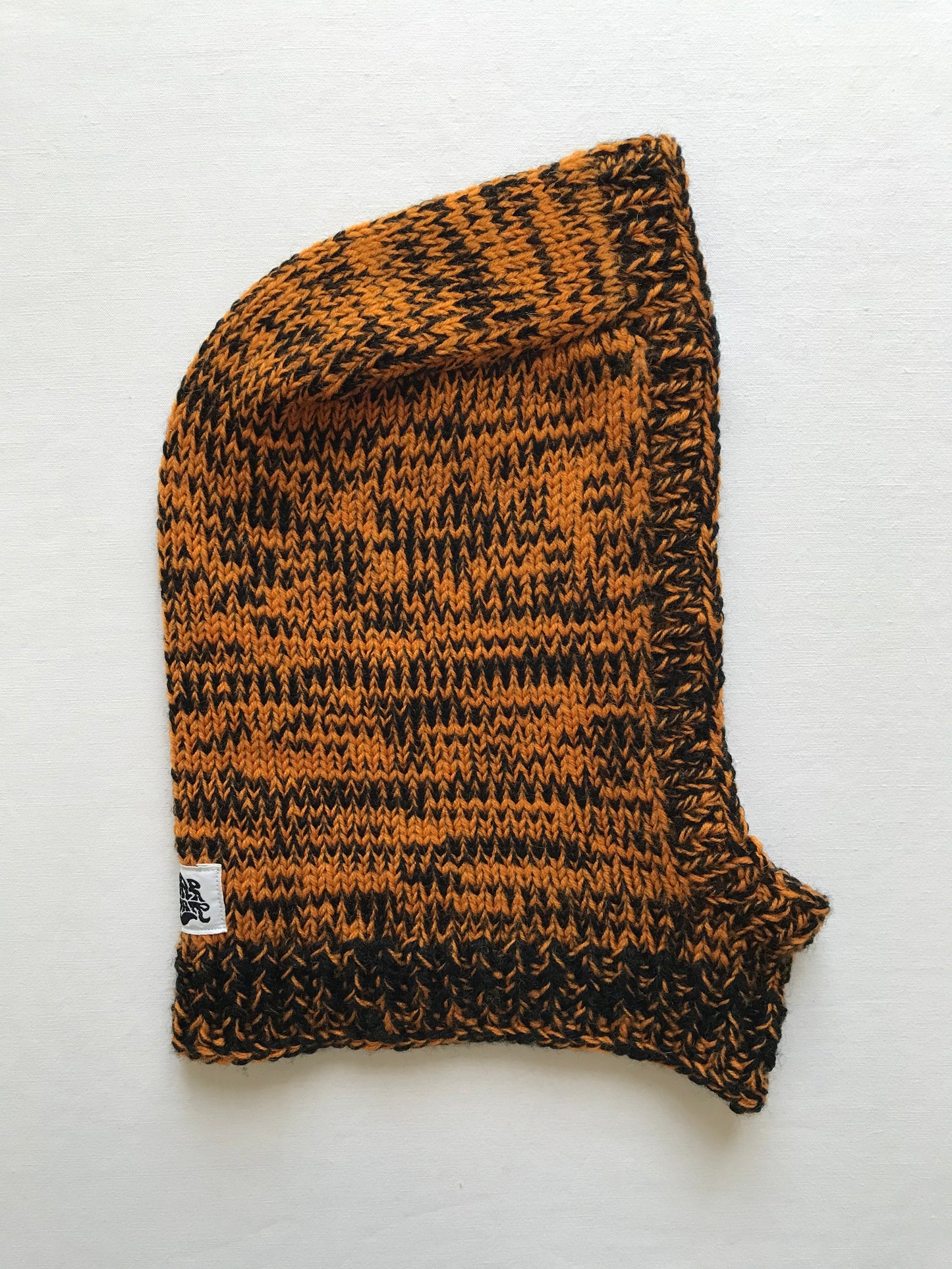 Cagoule noire et orange