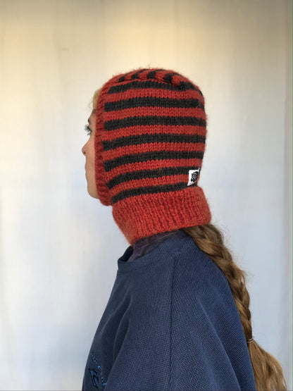 Cagoule rayée noire et orange rouille