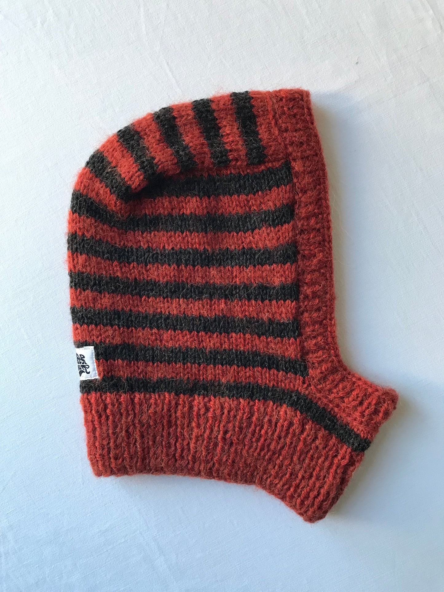 Cagoule rayée noire et orange rouille