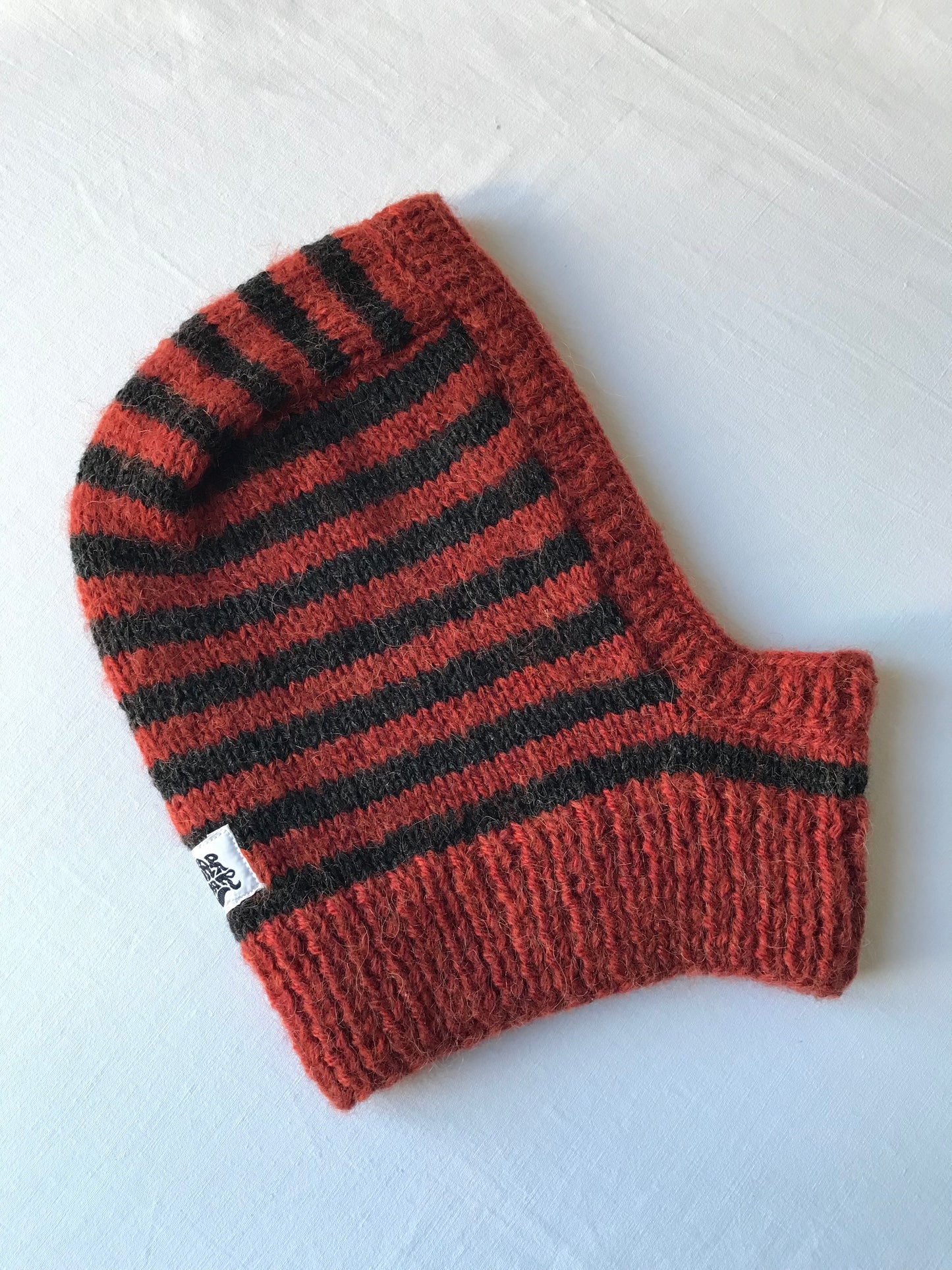 Cagoule rayée noire et orange rouille