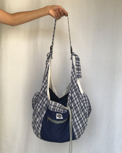 Crossbody Bag à carreaux blanc et bleu marine
